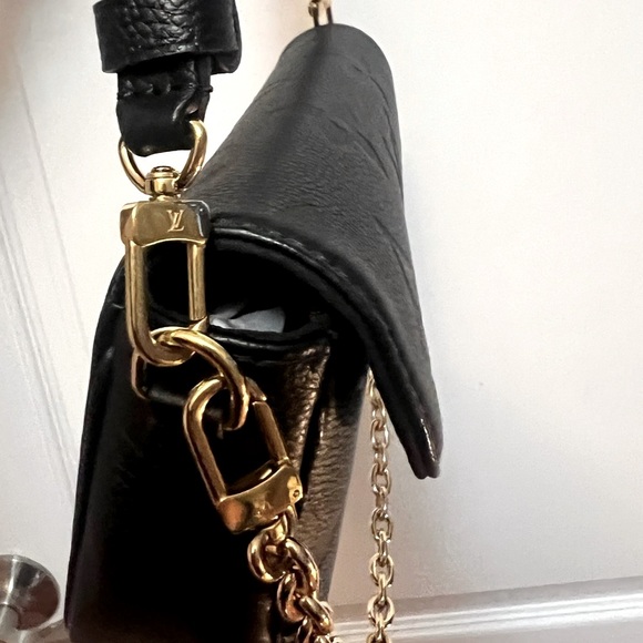 LOUIS VUITTON LVY WALLET ON CHAIN BAG - Picture 11 of 11